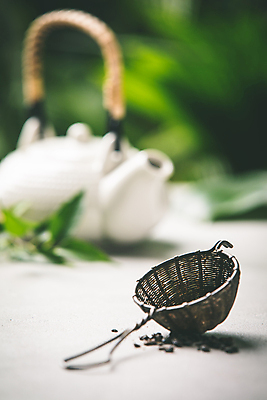 포토 JPG 해외이미지 실내 사람없음 아웃포커스 도자기 찻주전자 해외202004 차거름망 해외포토 주전자 촬영기법 내부 파일형식