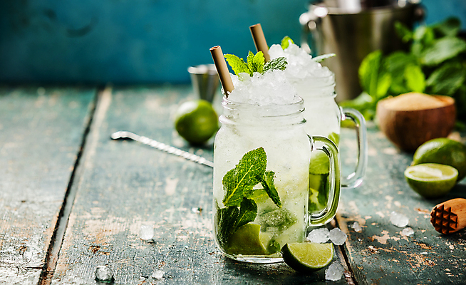 포토 JPG 해외이미지 유리병 잔 사람없음 설탕 민트 양동이 라임 계량스푼 나무그릇 나무탁자 모히토 종이빨대 해외202004 해외포토 그릇 식기 과일 탁자 주방용품 병_용기 빨대 목재 칵테일 허브 파일형식