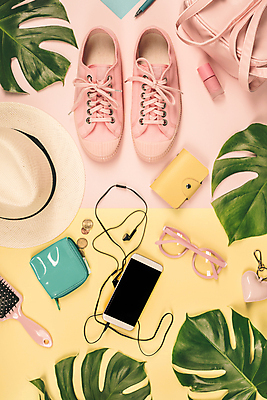 포토 JPG 해외이미지 안경 이어폰 실내 사람없음 스마트폰 유행 머리빗 지갑 스니커즈 동전지갑 노란배경 열대잎 틴트 파스텔톤 분홍색배경 해외202004 해외포토 잡화 분홍색 컬러 음향기기 백그라운드 운동화 잎 내부 핸드폰 스마트기기 노란색 화장품 미용용품 파일형식