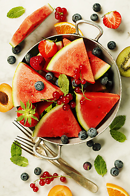 포토 JPG 해외이미지 포크 과일 수박 실내 키위 사람없음 하이앵글 냄비 민트 흰배경 담기 블루베리 베리 해외202004 해외포토 식기 뷰포인트 백그라운드 모션 내부 흰색 솥 허브 파일형식