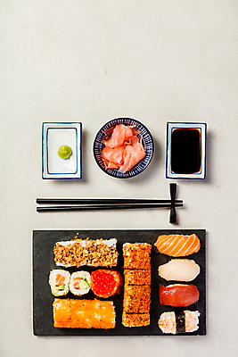 포토 JPG 해외이미지 스튜디오촬영 접시 젓가락 밥 실내 사람없음 하이앵글 초밥 고추냉이 장어 간장 모듬초밥 석판 일본음식 플랫레이 해외202004 해외포토 식기 음식 뷰포인트 수저 어류 내부 양념 플랫 모듬 파일형식