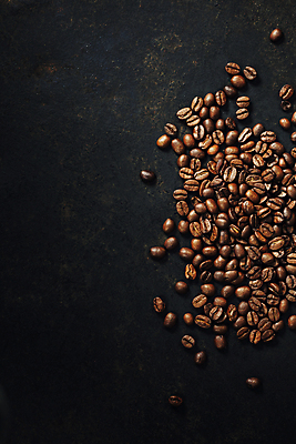 포토 JPG 해외이미지 검은배경 실내 사람없음 하이앵글 원두 해외202004 해외포토 커피 뷰포인트 백그라운드 내부 검은색 파일형식