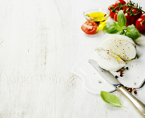 포토 JPG 해외이미지 방울토마토 유제품 도마 실내 사람없음 칼 흰배경 바질 모짜렐라치즈 해외202004 해외포토 백그라운드 토마토 주방용품 치즈 내부 흰색 파일형식