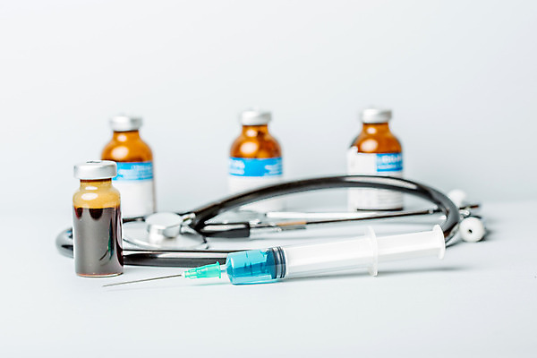 포토 JPG 해외이미지 청진기 실내 주사기 사람없음 아웃포커스 흰배경 주사약 해외202004 바이알 해외202105 해외포토 백그라운드 의료기기 촬영기법 내부 약 흰색 의료용품 파일형식