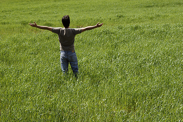 포토 JPG 해외이미지 식물 응시 남자 행복 무기 여유 얼굴 포즈 밭 수염 건강 관리 한명 사람 성인 갈색 유행 꿈 흰색 표현 오픈 포르투갈 스웨터 습관 몽상가 해외202004 해외202105 해외포토 1 시선 감정 유럽 컬러 상의 농업 신체부위 파일형식