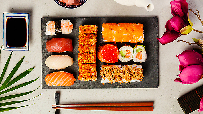 포토 JPG 해외이미지 스튜디오촬영 접시 꽃 젓가락 실내 사람없음 하이앵글 고추냉이 간장 석판 플랫레이 해외202004 해외포토 식물 식기 뷰포인트 수저 내부 양념 플랫 파일형식