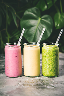 포토 JPG 해외이미지 음료 잔 실내 빨대 사람없음 야채주스 세잔 야채음료 열대잎 바나나스무디 딸기스무디 해외202004 해외포토 식기 잎 3 내부 주스 스무디 파일형식