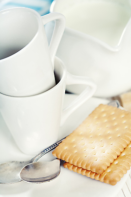 포토 JPG 해외이미지 스튜디오촬영 커피 실내 사람없음 쌓기 쿠키 커피잔 티스푼 해외202004 해외포토 음료 모션 디저트 잔 내부 숟가락 파일형식