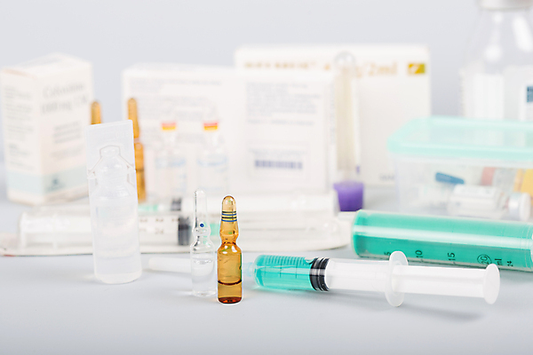 포토 JPG 해외이미지 실내 주사기 사람없음 아웃포커스 약 흰배경 주사약 앰플 해외202004 해외202105 해외포토 백그라운드 의학 의료기기 촬영기법 내부 흰색 파일형식