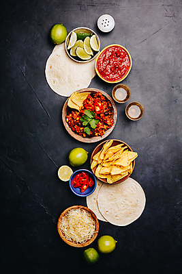 포토 JPG 해외이미지 그릇 식재료 검은배경 치즈 실내 사람없음 하이앵글 홍고추 라임 멕시코음식 나초 타코 테킬라 살사소스 소금통 토르티야 플랫레이 해외202004 해외포토 식기 음식 뷰포인트 백그라운드 과일 고추 유제품 주류 서양음식 내부 검은색 소스_음식 플랫 파일형식
