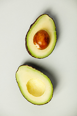 포토 JPG 해외이미지 단면 실내 사람없음 하이앵글 흰배경 채식 슬라이스 아보카도 해외202004 해외포토 뷰포인트 백그라운드 과일 내부 흰색 파일형식