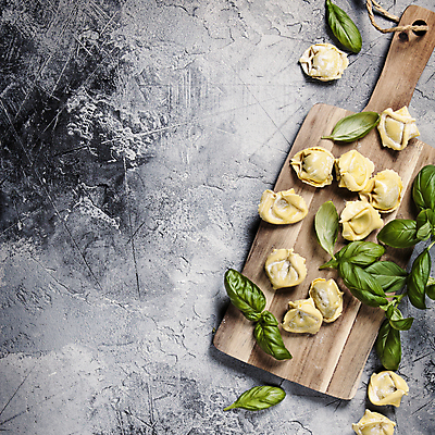 포토 JPG 해외이미지 식재료 회색배경 실내 사람없음 하이앵글 준비 바질 나무도마 카피스페이스 토르텔리니 해외202004 해외포토 뷰포인트 백그라운드 도마 파스타 내부 목재 공백 회색 파일형식