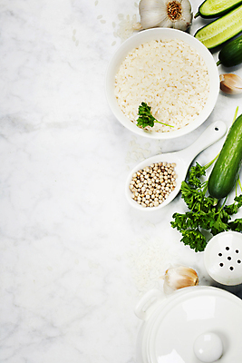 포토 JPG 해외이미지 밥 오이 실내 파슬리 마늘 사람없음 하이앵글 숟가락 흰배경 담기 밥그릇 건강식 카피스페이스 해외202004 해외포토 그릇 음식 뷰포인트 백그라운드 채소 모션 수저 내부 공백 흰색 파일형식