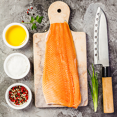 포토 JPG 해외이미지 도마 실내 사람없음 향신료 날것 소금 연어 후추 식칼 연어요리 연어회 해외202004 해외포토 음식 주방용품 어류 내부 생선회 향미료 파일형식