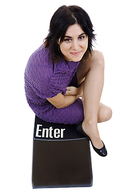 포토 JPG 해외이미지 아이콘 모델 학생 응시 여자 행복 포즈 컨셉 생각 신체 비즈니스 통신 열쇠 아이디어 갈색머리 한명 미소 사람 10대 청춘 흰색 업무 연결 가득함 시작 클릭 길이 고립 해외202004 해외202105 해외포토 1 헤어스타일 시선 감정 컬러 청소년 표정 작업 파일형식