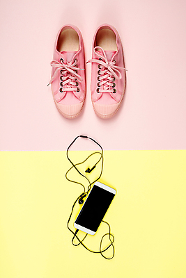 포토 JPG 해외이미지 이어폰 실내 사람없음 스마트폰 유행 스니커즈 노란배경 파스텔톤 분홍색배경 해외202004 해외포토 분홍색 컬러 음향기기 백그라운드 운동화 내부 핸드폰 스마트기기 노란색 파일형식