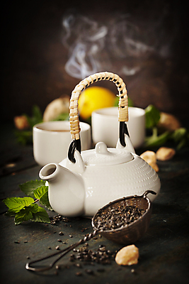 포토 JPG 해외이미지 검은배경 실내 사람없음 도자기 찻주전자 해외202004 해외포토 백그라운드 주전자 내부 검은색 파일형식