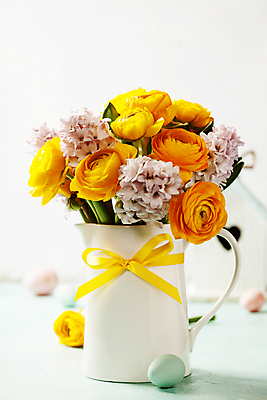 포토 JPG 해외이미지 리본 꽃다발 봄꽃 부활절 실내 사람없음 장미 꽃병 흰배경 부활절계란 히아신스 해외202004 해외포토 기념일 꽃 백그라운드 내부 계란 봄 흰색 파일형식