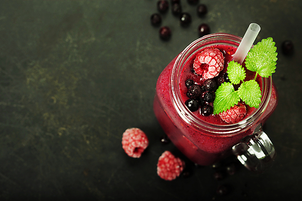 포토 JPG 해외이미지 음료 검은배경 잔 실내 사람없음 베리스무디 스무디 해외202004 해외포토 식기 백그라운드 내부 검은색 파일형식