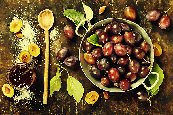 포토 JPG 해외이미지 잎 유리병 디저트 사람없음 하이앵글 숟가락 냄비 설탕 자두 나무숟가락 과일잼 갈색배경 해외202004 해외포토 식물 음식 뷰포인트 백그라운드 과일 병_용기 수저 갈색 솥 잼 파일형식