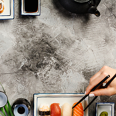 포토 JPG 해외이미지 스튜디오촬영 손 젓가락 밥 실내 신체부위 하이앵글 찻주전자 고추냉이 간장 석판 해외202004 해외포토 음식 뷰포인트 주전자 수저 사람 내부 양념 파일형식