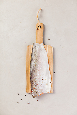 포토 JPG 해외이미지 스튜디오촬영 실내 사람없음 하이앵글 연어 나무도마 해외202004 해외포토 뷰포인트 도마 어류 내부 목재 파일형식