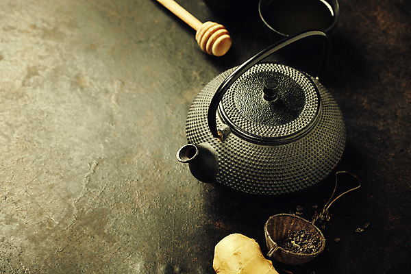 포토 JPG 해외이미지 검은배경 실내 사람없음 찻잔 다기 찻주전자 생강 허니디퍼 카피스페이스 해외202004 차거름망 해외포토 백그라운드 채소 주전자 잔 내부 검은색 공백 도구 다도 파일형식