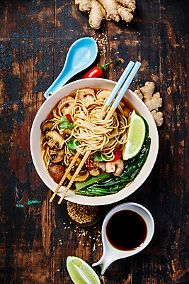 포토 JPG 해외이미지 그릇 젓가락 새우 사람없음 하이앵글 숟가락 버섯 면류 국수 종지 깨 라임 생강 나무탁자 동양음식 쌀국수 해외202004 해외포토 식기 음식 뷰포인트 채소 과일 식재료 탁자 수저 갑각류 조미료 베트남음식 파일형식