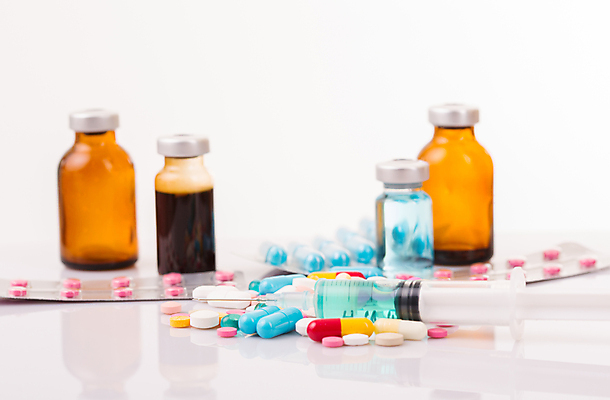 포토 JPG 해외이미지 실내 주사기 사람없음 아웃포커스 알약 약 다양 흰배경 주사약 해외202004 바이알 해외202105 해외포토 다수 백그라운드 의학 의료기기 촬영기법 내부 흰색 의료용품 파일형식