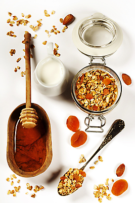 포토 JPG 해외이미지 유리병 실내 사람없음 숟가락 우유 달콤 시리얼 흰배경 아몬드 꿀 건과일 나무그릇 뮤즐리 허니디퍼 해외202004 해외포토 그릇 음식 백그라운드 과일 병_용기 유제품 건조 수저 내부 목재 견과류 흰색 도구 맛 파일형식