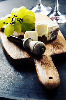 포토 JPG 해외이미지 검은배경 치즈 유제품 실내 사람없음 아웃포커스 칼 청포도 나무도마 해외202004 해외포토 백그라운드 포도 도마 촬영기법 내부 목재 검은색 파일형식