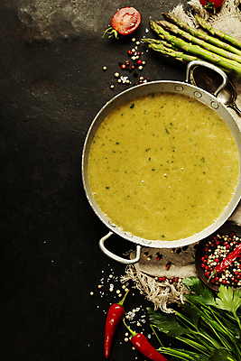 포토 JPG 해외이미지 그릇 방울토마토 검은배경 실내 사람없음 수프 아스파라거스 홍고추 야채수프 통후추 해외202004 해외포토 식기 백그라운드 토마토 채소 고추 내부 검은색 후추 파일형식