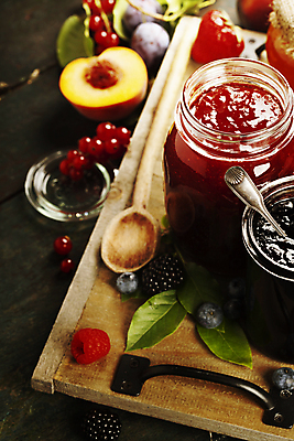 포토 JPG 해외이미지 열매 잎 딸기 유리병 사람없음 숟가락 블루베리 산딸기 복숭아 자두 나무숟가락 건포도 과일잼 해외202004 해외포토 식물 과일 포도 병_용기 수저 잼 건과일 파일형식