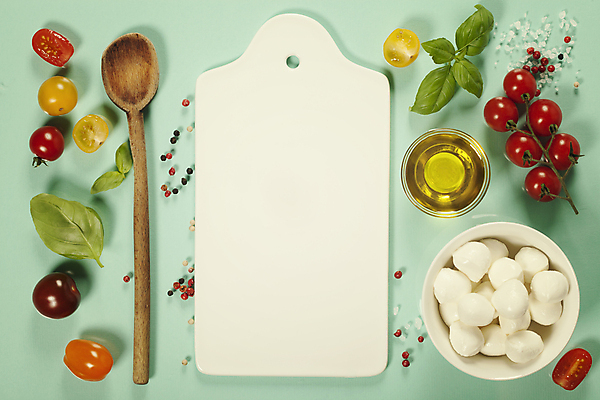 포토 JPG 해외이미지 그릇 방울토마토 도마 도마_주방용품 실내 사람없음 하이앵글 올리브오일 바질 나무주걱 모짜렐라치즈 통후추 민트색배경 해외202004 해외포토 식기 뷰포인트 백그라운드 토마토 주방용품 치즈 내부 목재 기름_음식 주걱 후추 민트색 파일형식