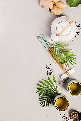 포토 JPG 해외이미지 실내 사람없음 하이앵글 도자기 찻잔 찻주전자 생강 찻잎 나무젓가락 베이지색배경 플랫레이 해외202004 해외포토 뷰포인트 백그라운드 채소 젓가락 주전자 잔 내부 차_음료 플랫 베이지색 파일형식