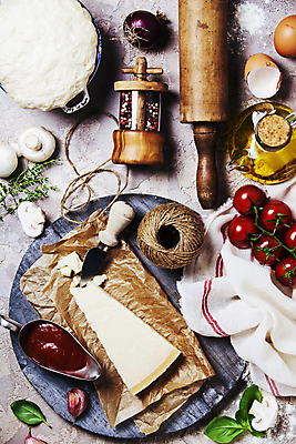 포토 JPG 해외이미지 식재료 방울토마토 회색배경 실내 사람없음 올리브오일 계란껍데기 준비 반죽 양송이 토마토소스 노끈 나무도마 도우 반죽밀대 치즈나이프 파마산치즈 후추갈이 해외202004 해외포토 줄 백그라운드 토마토 치즈 도마 내부 목재 계란 버섯 회색 소스_음식 나이프 기름_음식 밀대 분쇄기 파일형식