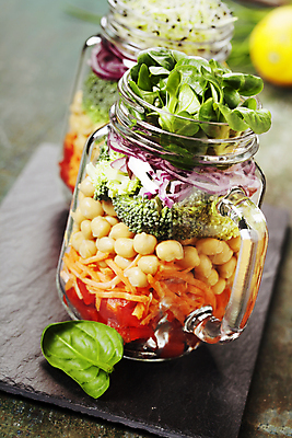 포토 해외이미지 유리병 실내 사람없음 아웃포커스 당근 샐러드 브로콜리 담기 채식 나무바닥 바질 건강식 다이어트음식 돌판 병아리콩 어린잎 적양파 비건 해외202004 해외포토 음식 잎 다이어트 채소 모션 양파 병_용기 콩 바닥 뿌리채소 촬영기법 내부 돌_바위 채식주의자 파일형식