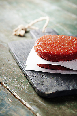 포토 JPG 해외이미지 실내 사람없음 쌓기 햄버거 패티 나무탁자 석판 종이호일 해외202004 해외포토 모션 탁자 패스트푸드 내부 파일형식