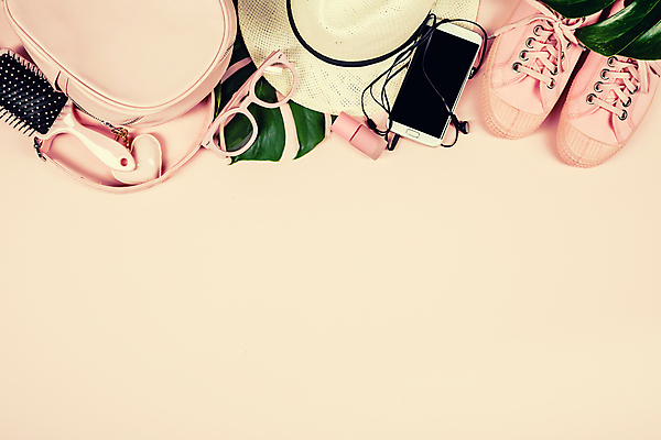 포토 JPG 해외이미지 안경 이어폰 실내 사람없음 스마트폰 유행 핸드백 머리빗 스니커즈 틴트 파스텔톤 분홍색배경 해외202004 해외포토 잡화 분홍색 컬러 음향기기 백그라운드 운동화 가방 내부 핸드폰 스마트기기 화장품 미용용품 파일형식