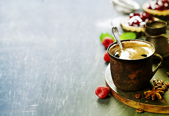 포토 JPG 해외이미지 스튜디오촬영 커피 실내 사람없음 아웃포커스 원두 커피잔 산딸기 해외202004 해외포토 음료 과일 잔 촬영기법 내부 파일형식