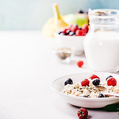 포토 JPG 해외이미지 접시 실내 사람없음 아웃포커스 숟가락 우유 블루베리 산딸기 건강식 오트밀 카피스페이스 슈퍼푸드 귀리 해외202004 해외포토 식기 음식 과일 유제품 곡류 촬영기법 수저 내부 공백 건강식품 파일형식