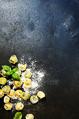 포토 JPG 해외이미지 식재료 검은배경 실내 사람없음 하이앵글 준비 밀가루 바질 카피스페이스 토르텔리니 해외202004 해외포토 뷰포인트 백그라운드 파스타 내부 검은색 공백 가루 파일형식