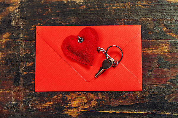 포토 JPG 해외이미지 열쇠 편지봉투 실내 사람없음 하트 편지 나무바닥 키링 해외202004 해외포토 모양 봉투 바닥 내부 파일형식