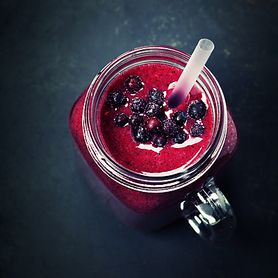 포토 JPG 해외이미지 음료 검은배경 잔 실내 사람없음 베리스무디 스무디 해외202004 해외포토 식기 백그라운드 내부 검은색 파일형식