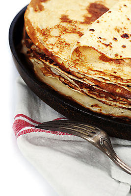 포토 JPG 해외이미지 접시 포크 실내 근접촬영 사람없음 식탁보 달콤 흰배경 크레이프 해외202004 해외포토 식기 뷰포인트 백그라운드 디저트 내부 흰색 맛 파일형식