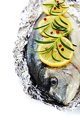 포토 JPG 해외이미지 식재료 실내 어류 사람없음 레몬 은박지 해산물 흰배경 후추 로즈메리 황새치 해외202004 해외포토 백그라운드 과일 내부 수중동물 흰색 허브 향신료 파일형식 새치