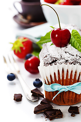 포토 JPG 해외이미지 리본 포크 딸기 실내 사람없음 아웃포커스 초콜릿 체리 달콤 컵케이크 민트 흰배경 블루베리 초코맛 해외202004 해외포토 식기 백그라운드 과일 디저트 촬영기법 내부 케이크 흰색 맛 허브 파일형식