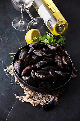 포토 JPG 해외이미지 접시 와인잔 검은배경 사람없음 그물 화이트와인 레몬 홍합 해외202004 해외포토 식기 백그라운드 술잔 과일 어패류 와인 검은색 파일형식