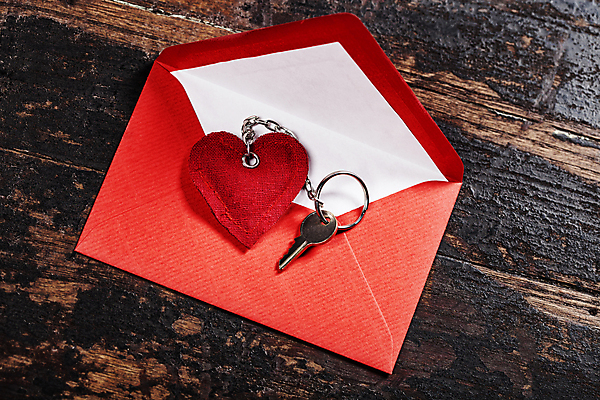 포토 JPG 해외이미지 열쇠 편지봉투 실내 사람없음 하트 편지 나무바닥 키링 해외202004 해외포토 모양 봉투 바닥 내부 파일형식