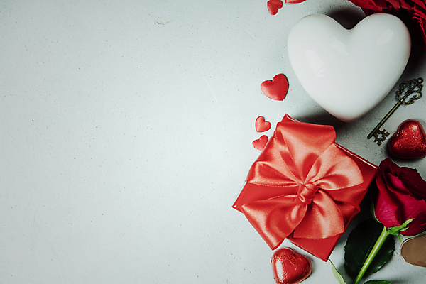 포토 JPG 해외이미지 리본 회색배경 열쇠 실내 발렌타인데이 사랑 사람없음 선물상자 장미 하트 오브젝트 해외202004 해외포토 모양 꽃 감정 백그라운드 데이이벤트 선물 내부 상자 회색 파일형식